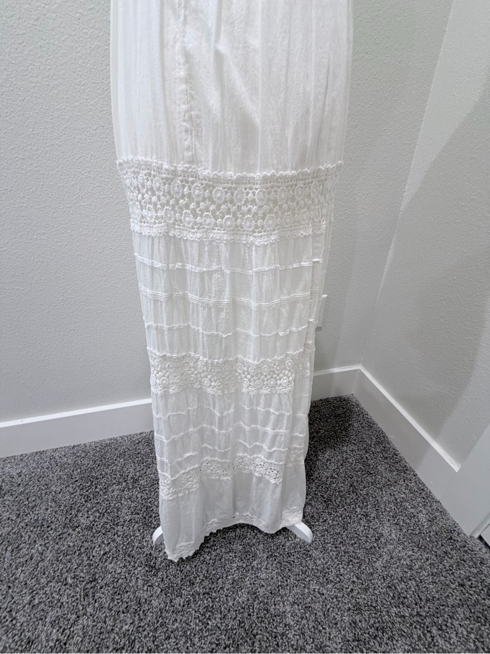 Sleeveless White Maxi Dress with Lace Panels - Picture 6 of 8
